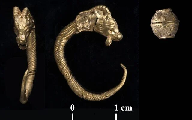 Une boucle d'oreille et une perle de la période hellénistique découvertes dans la Cité de David. (Crédit : Clara Amit, Autorité des antiquités d'Israël)