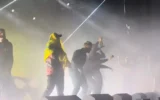 Un membre du groupe irlandais Kneecap porte un drapeau du Hezbollah lors d'un concert à Londres le 21 novembre 2024. (Capture d'écran/YouTube)