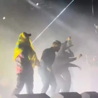 Un membre du groupe irlandais Kneecap porte un drapeau du Hezbollah lors d'un concert à Londres le 21 novembre 2024. (Capture d'écran/YouTube)