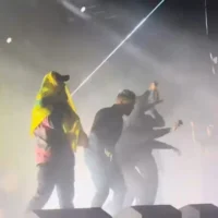 Un membre du groupe irlandais Kneecap porte un drapeau du Hezbollah lors d'un concert à Londres le 21 novembre 2024. (Capture d'écran/YouTube)