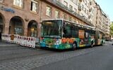 Autobus de remplacement des lignes tram A-D de la CTS-Strasbourg durant l'été 2019, avec ici un quai temporaire entre Langstross et Porte de l'hôpital. (Crédit : Kevin.B / CC BY-SA 4.0)