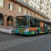 Autobus de remplacement des lignes tram A-D de la CTS-Strasbourg durant l'été 2019, avec ici un quai temporaire entre Langstross et Porte de l'hôpital. (Crédit : Kevin.B / CC BY-SA 4.0)