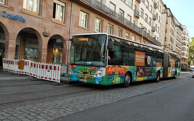 Autobus de remplacement des lignes tram A-D de la CTS-Strasbourg durant l'été 2019, avec ici un quai temporaire entre Langstross et Porte de l'hôpital. (Crédit : Kevin.B / CC BY-SA 4.0) Autobus de remplacement des lignes tram A-D de la CTS-Strasbourg durant l'été 2019, avec ici un quai temporaire entre Langstross et Porte de l'hôpital. (Crédit : Kevin.B / CC BY-SA 4.0)