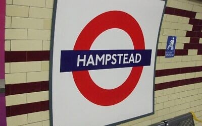 Panneau rond sur le quai sud de la station de métro Hampstead, à Londres, le 4 juillet 2008. (Crédit : Sunil060902 / CC BY-SA 3.0)