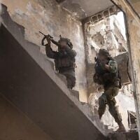 Des soldats de l'armée israélienne opérant dans le quartier de Shejaiya, dans la ville de Gaza, sur des images publiées le 3 mai 2025. (Crédit : Armée israélienne)
