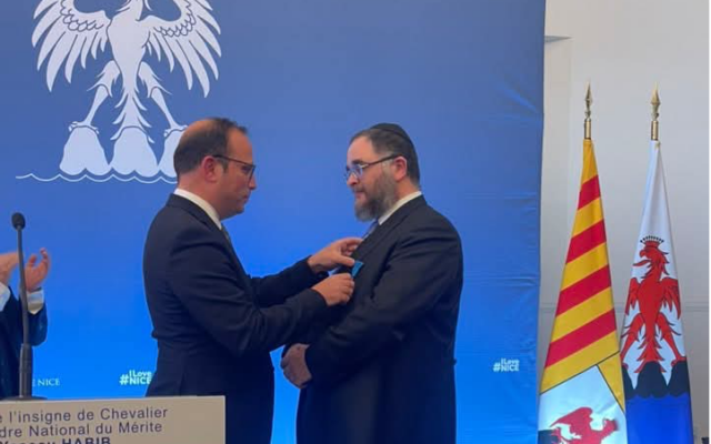 Yaacov Habib, rabbin et président du tribunal rabbinique Ihoud Harabbanim de France, décoré chevalier dans l'Ordre national du mérite par Anthony Borré, premier adjoint de la ville de Nice, à l'Hôtel de Ville de Nice, le 3 avril 2025. (Crédit : Association nationale des membres de l’Ordre national du mérite)