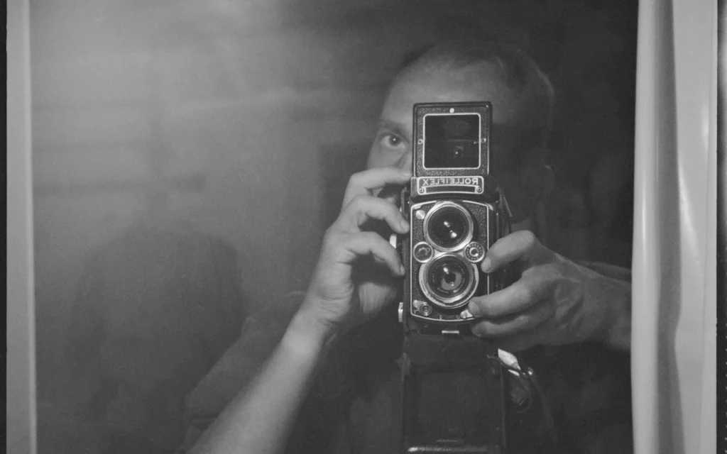 Autoportrait du photographe Chris Marker, extrait de l’exposition « Chris Marker : Les photographies perdues d'Israël », visible au Musée d'Israël jusqu'en octobre 2025. (Crédit : Autorisation)