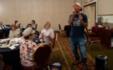 Le rappeur Kosha Dillz se produit devant des survivants de la Shoah dans les Catskills à New York, le 13 juillet 2022. (Crédit : Luke Tress/Times of Israel)