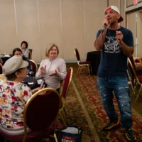 Le rappeur Kosha Dillz se produit devant des survivants de la Shoah dans les Catskills à New York, le 13 juillet 2022. (Crédit : Luke Tress/Times of Israel)