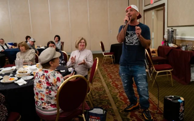 Le rappeur Kosha Dillz se produit devant des survivants de la Shoah dans les Catskills à New York, le 13 juillet 2022. (Crédit : Luke Tress/Times of Israel)