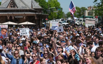 Des centaines de personnes célébrant la libération d'Edan Alexander, dans sa ville natale de Tenafly, dans le New Jersey, le 12 mai 2025. (Crédit : Lokman Vural Elibol / Anadolu / via Reuters)