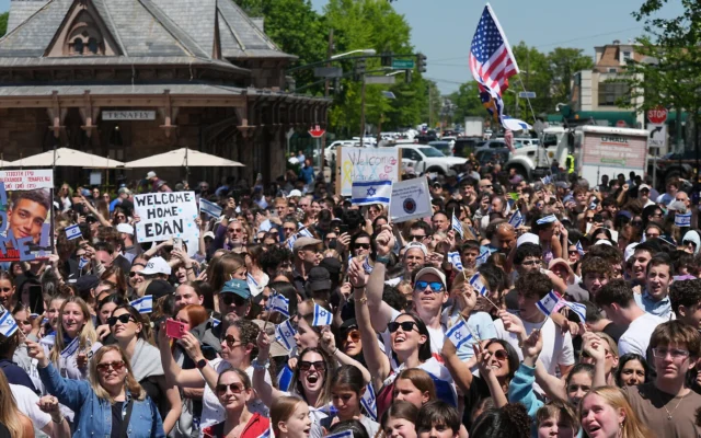 Des centaines de personnes célébrant la libération d'Edan Alexander, dans sa ville natale de Tenafly, dans le New Jersey, le 12 mai 2025. (Crédit : Lokman Vural Elibol / Anadolu / via Reuters)