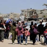 Des Palestiniens fuyant leurs maisons avec leurs biens après que l'armée israélienne a ordonné l'évacuation de l'est de Khan Younès, dans le sud de la bande de Gaza, le 19 mai 2025. (Crédit : Hatem Khaled/REUTERS)