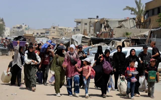 Des Palestiniens fuyant leurs maisons avec leurs biens après que l'armée israélienne a ordonné l'évacuation de l'est de Khan Younès, dans le sud de la bande de Gaza, le 19 mai 2025. (Crédit : Hatem Khaled/REUTERS)
