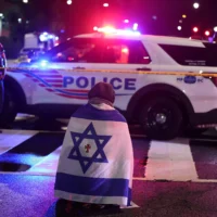 Le personnel d'urgence travaille sur le site où deux employés de l'ambassade d'Israël ont été abattus près du Capital Jewish Museum à Washington, DC, 21 mai 2025. (Crédit : REUTERS/Jonathan Ernst)