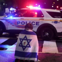 Les services d'urgence intervient sur les lieux de la fusillade qui a tué deux membres du personnel de l'ambassade d'Israël, près du Musée juif de Washington, DC, le 21 mai 2025. (REUTERS/Jonathan Ernst)