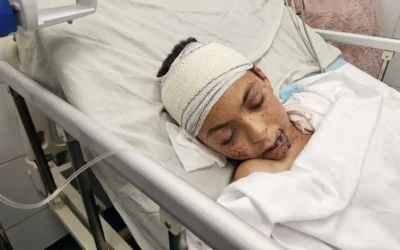 Un enfant palestinien blessé, le seul enfant survivant du médecin Alaa al-Najjar, repose dans un lit d'hôpital à l'hôpital Nasser de Khan Younès après qu'une frappe aérienne israélienne, le 23 mai 2025, aurait touché leur maison. Al-Najjar a perdu 9 de ses 10 enfants dans l'attaque, qui s'est produite peu après qu'elle soit partie travailler. (Crédit : Hani Alshaer / Anadolu via Reuters)