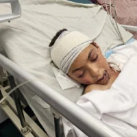 Un enfant palestinien blessé, seul survivant du médecin Alaa al-Najjar, repose sur un lit d’hôpital à Nasser, à Khan Younès, après qu’une frappe aérienne israélienne a, selon les accusations, touché leur maison le 23 mai 2025. Alaa al-Najjar a perdu neuf de ses dix enfants dans l’attaque, survenue peu après son départ pour le travail. (Crédit : Hani Alshaer / Anadolu via Reuters)