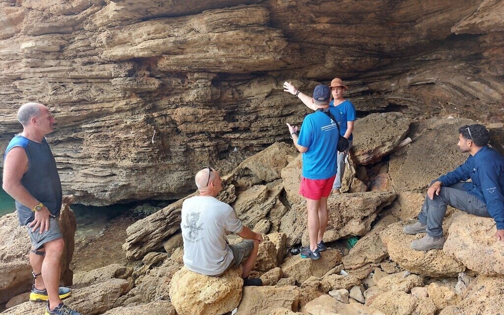 Haris Nicolaou de Chypre et le Dr. Mia Elasar de Delphis au travail dans la grotte dans le cadre du projet de restauration à Rosh HaNikra le 13 mai 2025. (Crédit : Autorisation / Delphis)