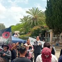 Des manifestants entonnent une chanson patriotique palestinienne lors d'une cérémonie de commémoration de la Nakba devant l'Université de Tel Aviv, le 15 mai 2025. (Crédit : Noam Lehmann/The Times of Israel)