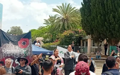 Des manifestants entonnent une chanson patriotique palestinienne lors d'une cérémonie de commémoration de la Nakba devant l'Université de Tel Aviv, le 15 mai 2025. (Crédit : Noam Lehmann/The Times of Israel)
