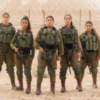 Des femmes officiers du Corps de défense des frontières (Armée israélienne)