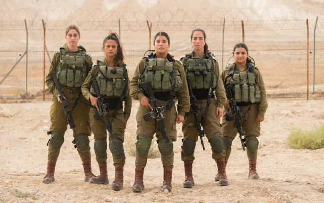 Des femmes officiers du Corps de défense des frontières (Armée israélienne)