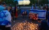 Des personnes venues rendre hommage à Yaron Lischinsky et Sarah Milgrim, devant la Maison Blanche, à Washington, le 22 mai 2025. (Crédit : Luke Tress/Times of Israel)