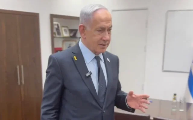 Le Premier ministre Benjamin Netanyahu au quartier général militaire de Kirya à Tel Aviv, dans une déclaration vidéo qu'il a publiée le 14 mai 2025. (Crédit : X capture d'écran) Le Premier ministre Benjamin Netanyahu au quartier général militaire de Kirya à Tel Aviv, dans une déclaration vidéo qu'il a publiée le 14 mai 2025. (Crédit : X capture d'écran)