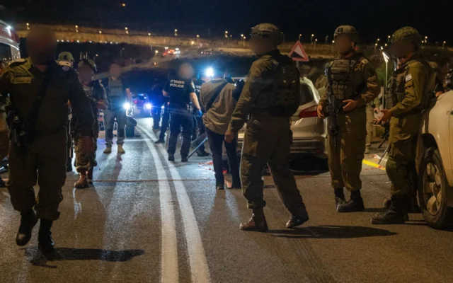 Le lieu d'un attentat terroriste sur la Route 446 entre les implantations de Bruchin et Peduel, le 14 mai 2025. (Crédit : Armée israélienne) Le lieu d'un attentat terroriste sur la Route 446 entre les implantations de Bruchin et Peduel, le 14 mai 2025. (Crédit : Armée israélienne)
