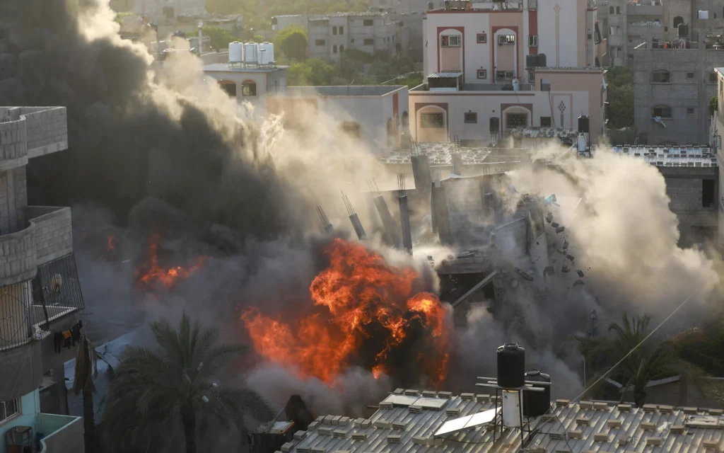 Une maison touchée par une frappe aérienne israélienne dans la ville de Gaza le 13 mai 2023. (Crédit : Majdi Fathi/AFP)