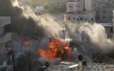 Une maison touchée par une frappe aérienne israélienne dans la ville de Gaza le 13 mai 2023. (Crédit : Majdi Fathi/AFP)