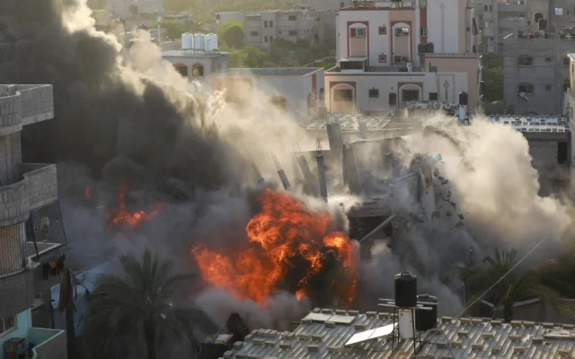 Une maison touchée par une frappe aérienne israélienne dans la ville de Gaza le 13 mai 2023. (Crédit : Majdi Fathi/AFP)