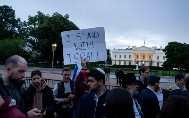 Rassemblement devant la Maison Blanche, à Washington, le 22 mai 2025. (Crédit : Luke Tress / Times of Israel)