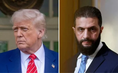De gauche à droite : Le président américain Donald Trump répond aux questions devant l’aile ouest de la Maison-Blanche, à Washington, DC, le 8 mai 2025. (Jim WATSON / AFP) ; Le président par intérim de la Syrie, Ahmad al-Sharaa, lors d’une conférence de presse conjointe avec le président français, Emmanuel Macron, suite à une réunion au Palais de l’Élysée, à Paris, le 7 mai 2025. (Stephanie Lecocq/Pool via AP) De gauche à droite : Le président américain Donald Trump répond aux questions devant l’aile ouest de la Maison-Blanche, à Washington, DC, le 8 mai 2025. (Jim WATSON / AFP) ; Le président par intérim de la Syrie, Ahmad al-Sharaa, lors d’une conférence de presse conjointe avec le président français, Emmanuel Macron, suite à une réunion au Palais de l’Élysée, à Paris, le 7 mai 2025. (Stephanie Lecocq/Pool via AP)