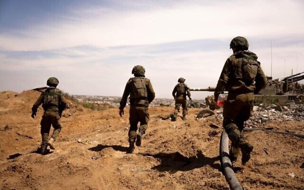 Des soldats de l'armée israélienne opérant dans le nord de Gaza, sur une photo diffusée le 17 mai 2025. (Crédit : Armée israélienne)