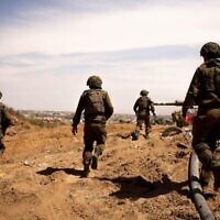 Des soldats de l'armée israélienne opérant dans le nord de Gaza, sur une photo diffusée le 17 mai 2025. (Crédit : Armée israélienne)
