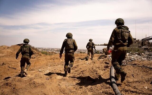 Des soldats de l'armée israélienne opérant dans le nord de Gaza, sur une photo diffusée le 17 mai 2025. (Crédit : Armée israélienne)