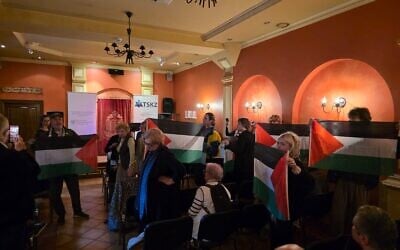 Des militants pro-palestiniens perturbent un événement organisé par l'Association sociale et culturelle des Juifs de Pologne (TSKZ) dans la synagogue de Bielsko-Biała, le 21 mai 2025. (Crédit : Facebook / TSKZ / utilisée conformément à l'article 27a de la loi sur le droit d'auteur)