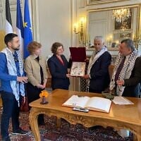 La maire de Strasbourg Jeanne Barseghian reçoit une délégation palestinienne à l’Hôtel de Ville menée par Said Mohammad Abdelrahman Alazzeh, président du Comité Populaire du Camp d’Aïda, avec qui elle souhaite jumeler la ville, le 24 mai 2025. (Crédit : Facebook / Jeanne Barseghian / utilisée conformément à l'article 27a de la loi sur le droit d'auteur)