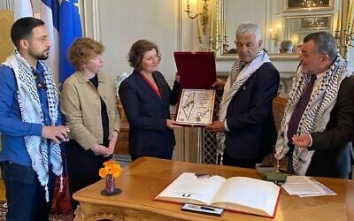 La maire de Strasbourg Jeanne Barseghian reçoit une délégation palestinienne à l’Hôtel de Ville menée par Said Mohammad Abdelrahman Alazzeh, président du Comité Populaire du Camp d’Aïda, avec qui elle souhaite jumeler la ville, le 24 mai 2025. (Crédit : Facebook / Jeanne Barseghian / utilisée conformément à l'article 27a de la loi sur le droit d'auteur)