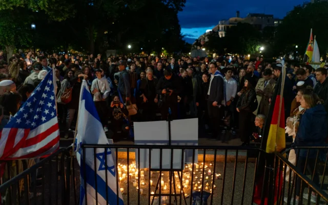 Des personnes venues rendre hommage à Yaron Lischinsky et Sarah Milgrim, devant la Maison Blanche, à Washington, le 22 mai 2025. (Crédit : Luke Tress/Times of Israel)
