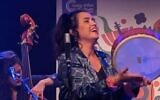 L'artiste israélo-marocaine Neta Elkayam, sur une photo non datée publié sur son compte Facebook le 25 mai 2025. (Crédit : Facebook / Neta Elkayam / utilisée conformément à l'article 27a de la loi sur le droit d'auteur)