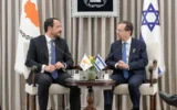 Le président Isaac Herzog (à droite) rencontre le président chypriote Nikos Christodoulides à la résidence du président à Jérusalem, le 4 mai 2025. (Crédit : Maayan Toaf/GPO)