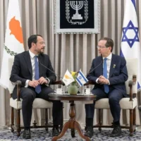 Le président Isaac Herzog (à droite) rencontre le président chypriote Nikos Christodoulides à la résidence du président à Jérusalem, le 4 mai 2025. (Crédit : Maayan Toaf/GPO)