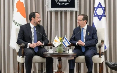 Le président Isaac Herzog (à droite) rencontre le président chypriote Nikos Christodoulides à la résidence du président à Jérusalem, le 4 mai 2025. (Crédit : Maayan Toaf/GPO)