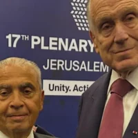 Pierre Besnainou, nouveau vice-président du Congrès juif mondial, et Ronald Lauder, président, à la 17e assemblée plénière de l'organisation, à Jérusalem, le 20 mai 2025. (Crédit : Pierre Besnainou/WJC)