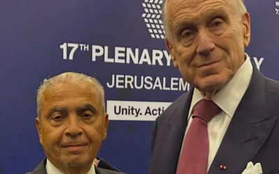 Pierre Besnainou, nouveau vice-président du Congrès juif mondial, et Ronald Lauder, président, à la 17e assemblée plénière de l'organisation, à Jérusalem, le 20 mai 2025. (Crédit : Pierre Besnainou/WJC)