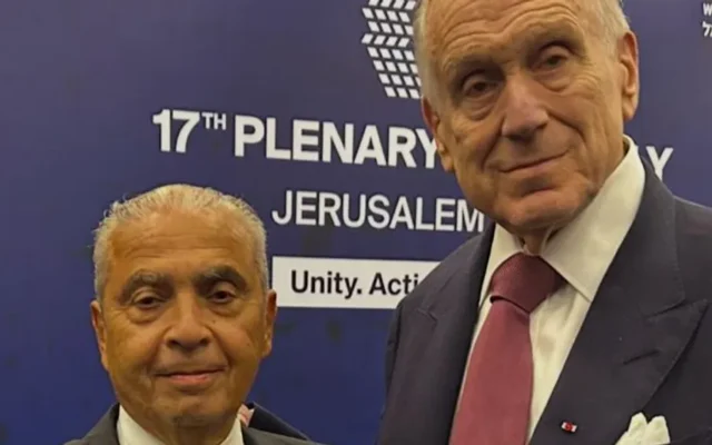 Pierre Besnainou, nouveau vice-président du Congrès juif mondial, et Ronald Lauder, président, à la 17e assemblée plénière de l'organisation, à Jérusalem, le 20 mai 2025. (Crédit : Pierre Besnainou/WJC)