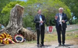 Le président Isaac Herzog (à gauche) et son homologue allemand Frank-Walter Steinmeier en visite au kibboutz Beeri, dans le sud d'Israël, qui a été dévasté par l'attaque terroriste d'octobre 2023 menée par le Hamas, le 14 mai 2025. (Crédit : Kobi Gideon/GPO)